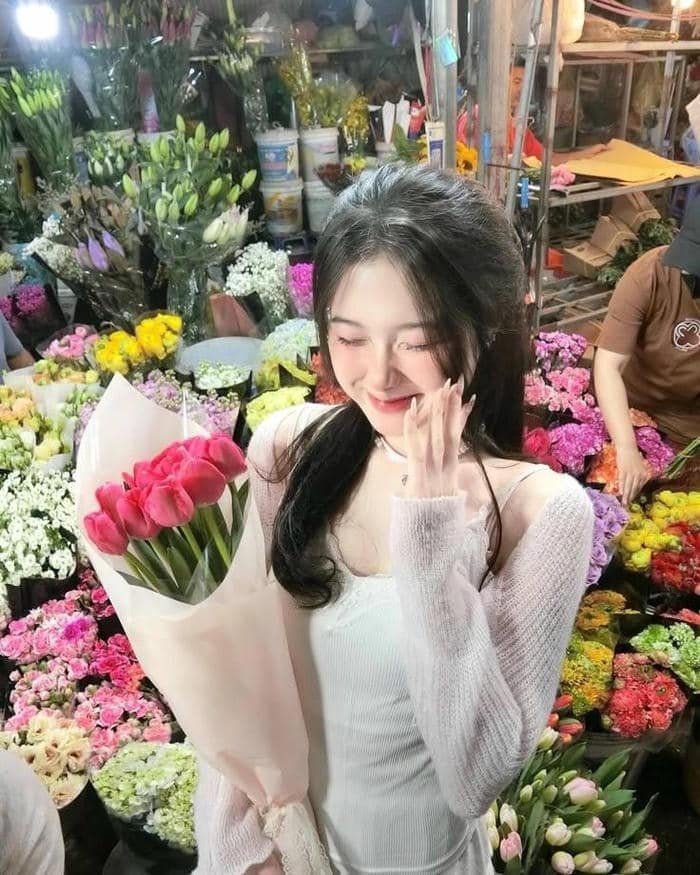 ảnh gái xinh cầm hoa xinh đẹp