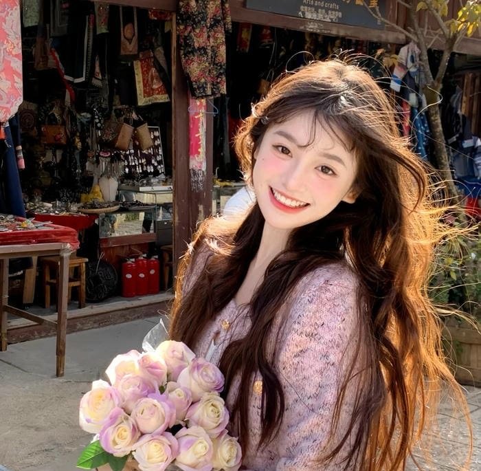 ảnh gái xinh cầm hoa