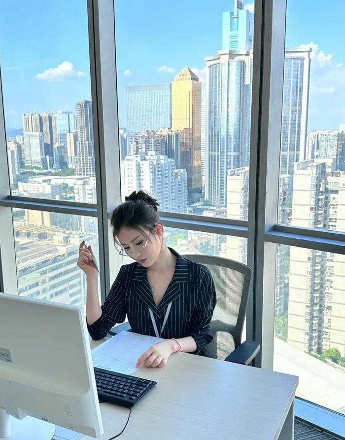 ảnh gái xinh công sở với váy