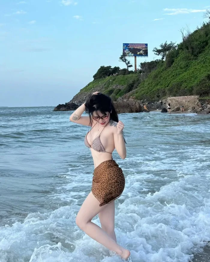 ảnh gái xinh mặc bikini ở biển