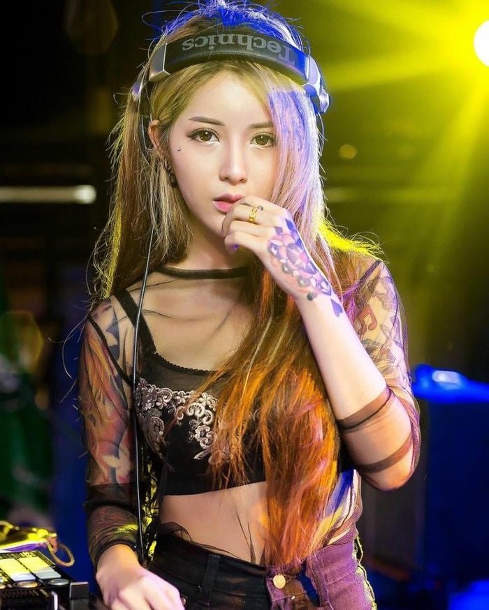 ảnh gái xinh quẩy bar