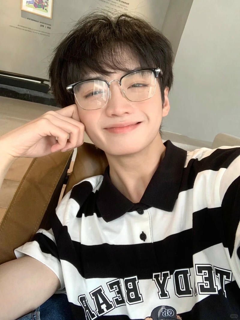 ảnh trai đẹp 2k7 đeo kính