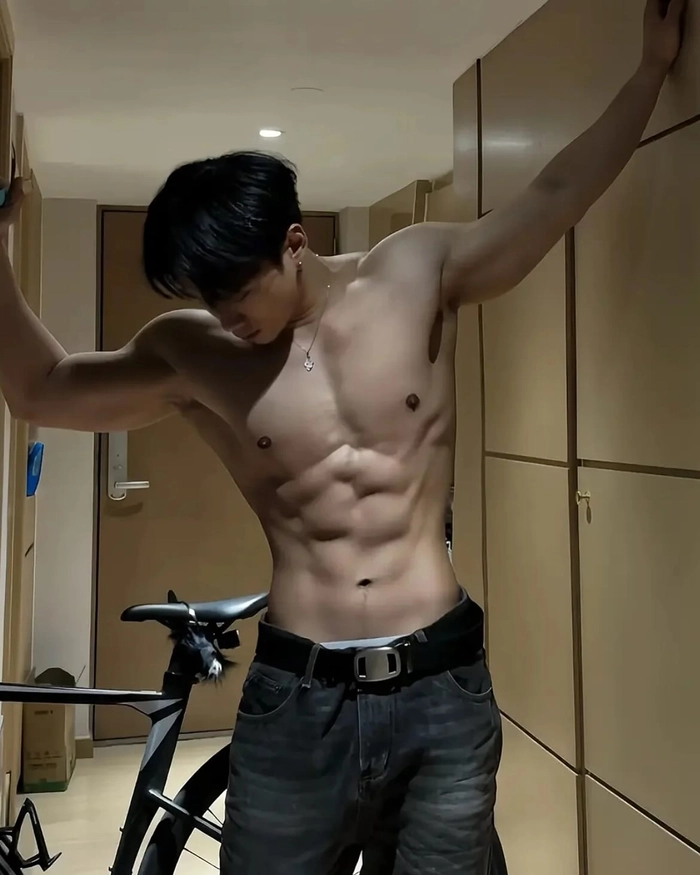 ảnh trai đẹp 8 múi body săn chắc