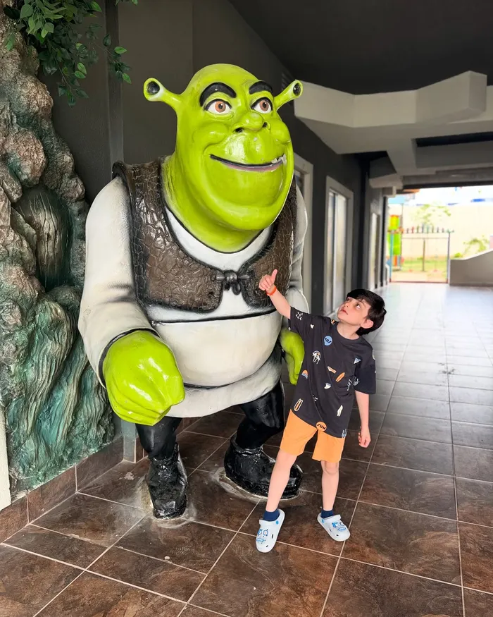 bé trai dễ thương và vui vẻ