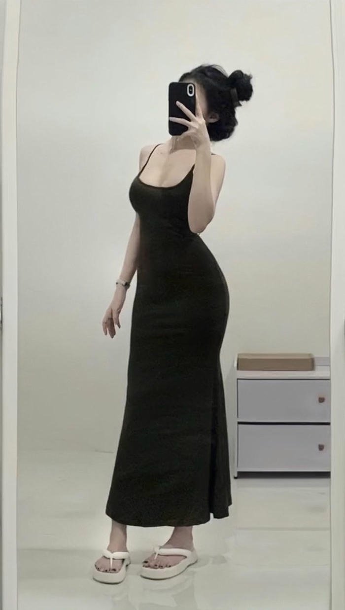 cô gái cá tính với điện thoại