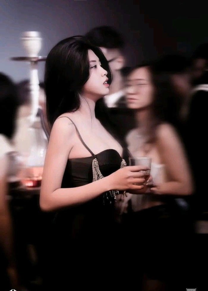 cô gái dưới ánh đèn flash