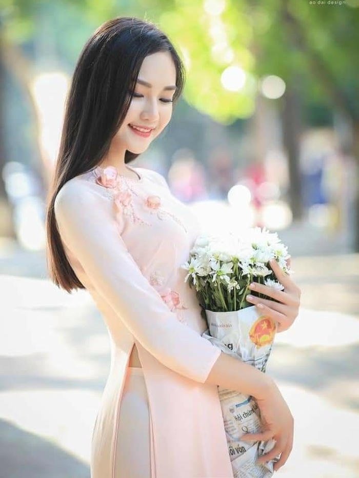 cô gái mặc áo dài truyền thống