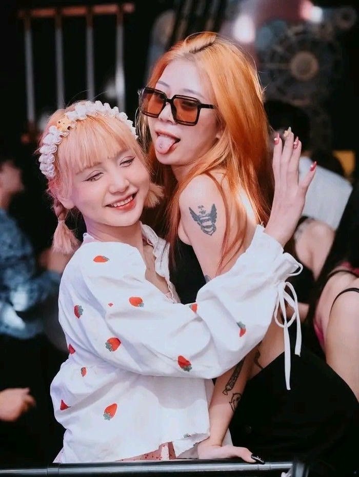 cô gái nhảy club sôi động