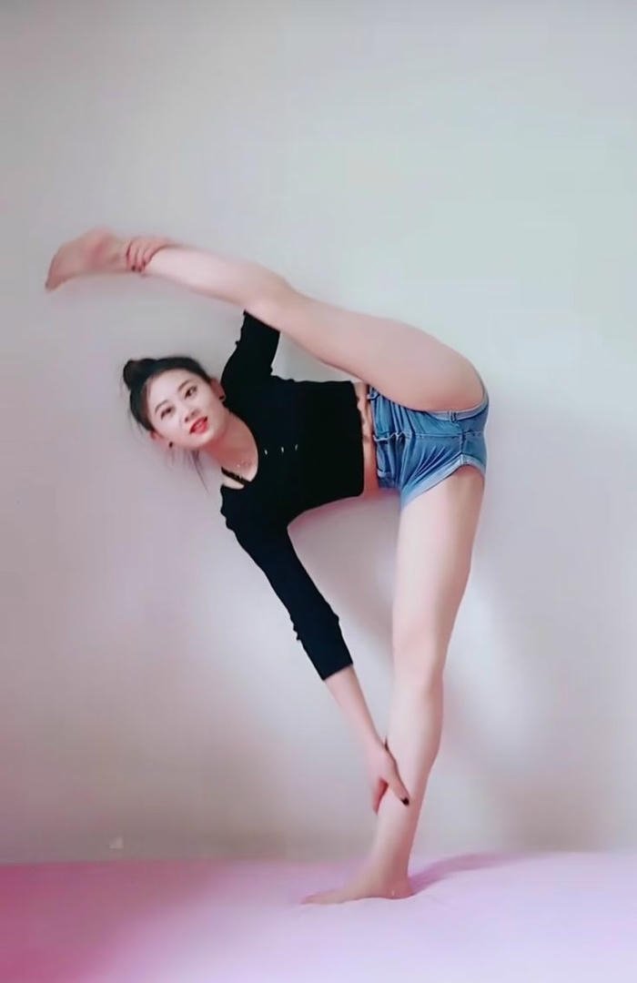 cô gái quyến rũ dẻo dai