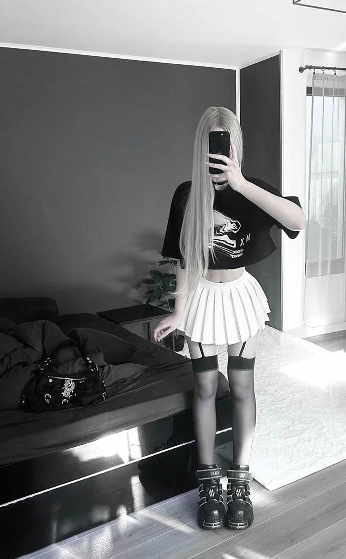 cô gái tự tin khoe chân