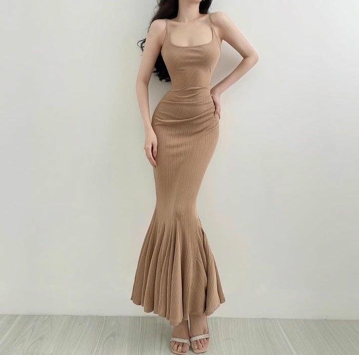 cô gái tự tin khoe dáng