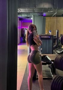 cô gái tự tin khoe vòng ba