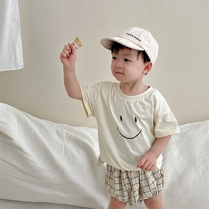 em bé có khuôn mặt đáng yêu