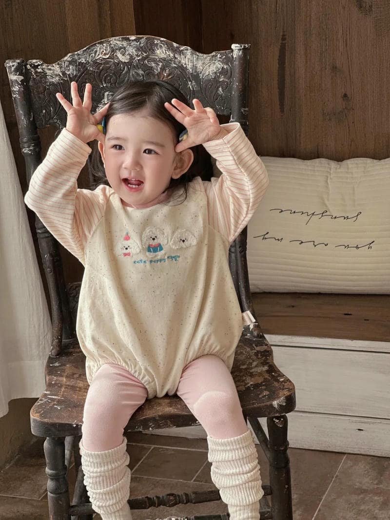 em bé gái xinh cười tươi