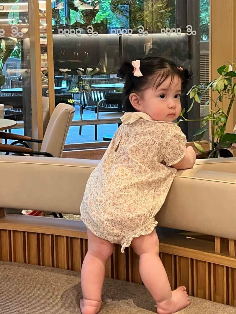 em bé gái xinh đáng iu