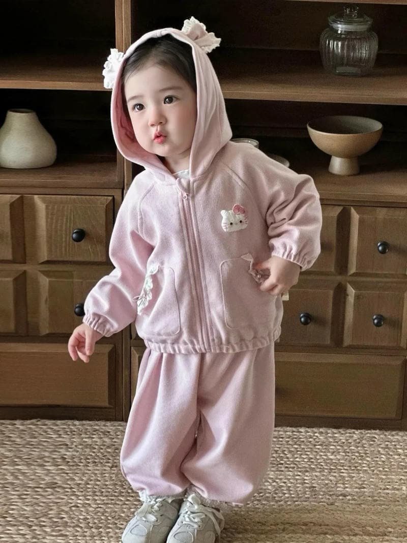 em bé gái xinh đáng mến