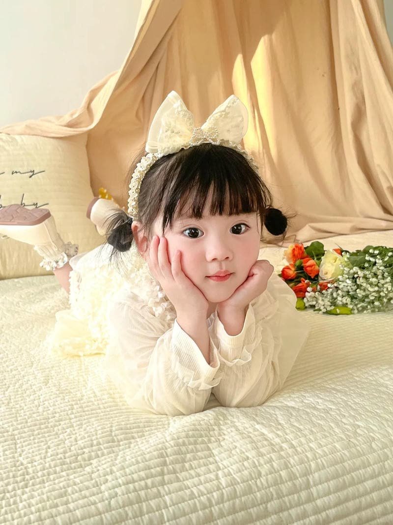 em bé gái xinh dễ gần