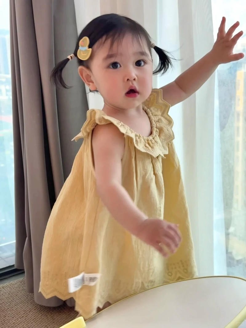 em bé gái xinh dễ thương