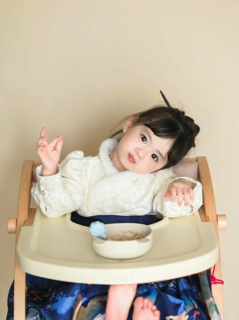 em bé gái xinh hồn nhiên quá