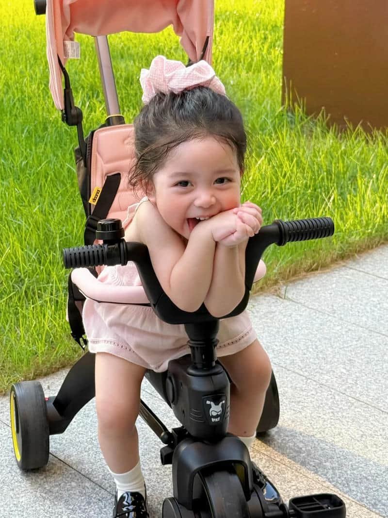 em bé gái xinh hồn nhiên vui