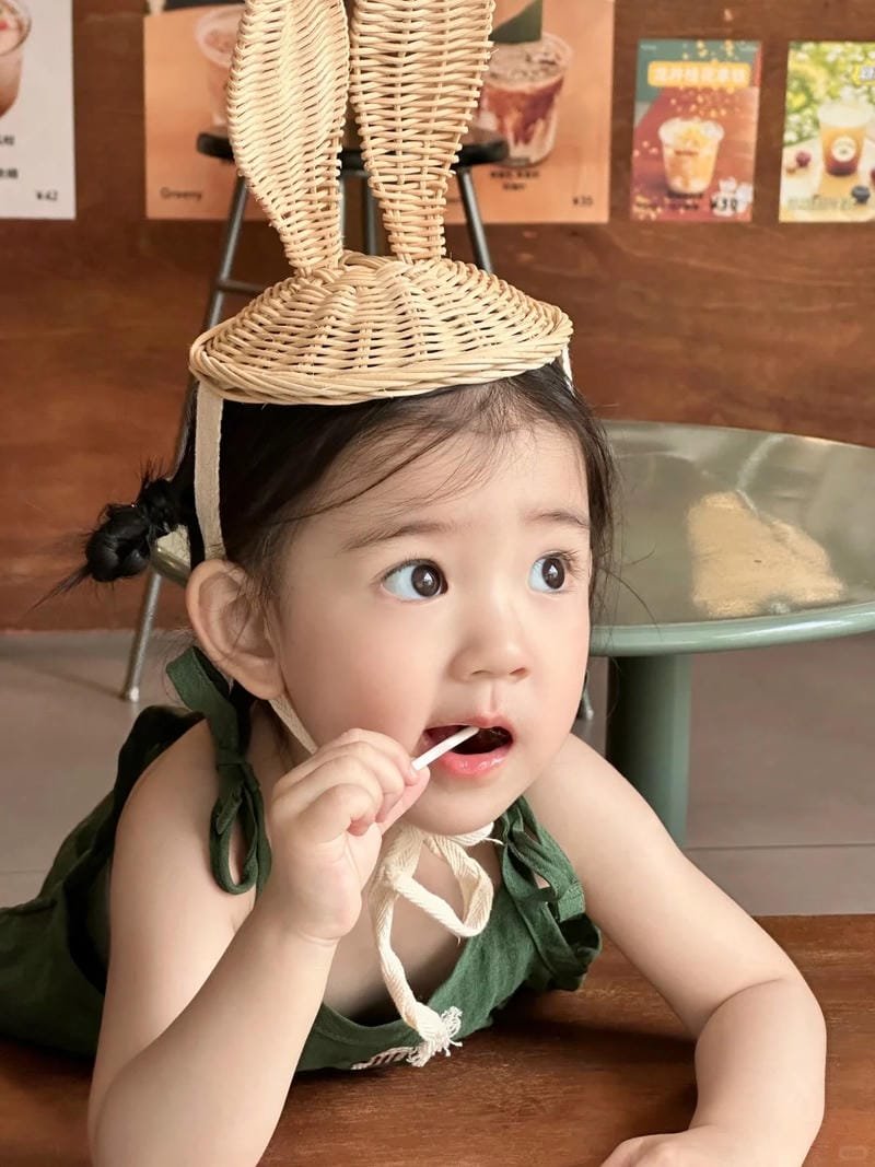 em bé gái xinh hồn nhiên