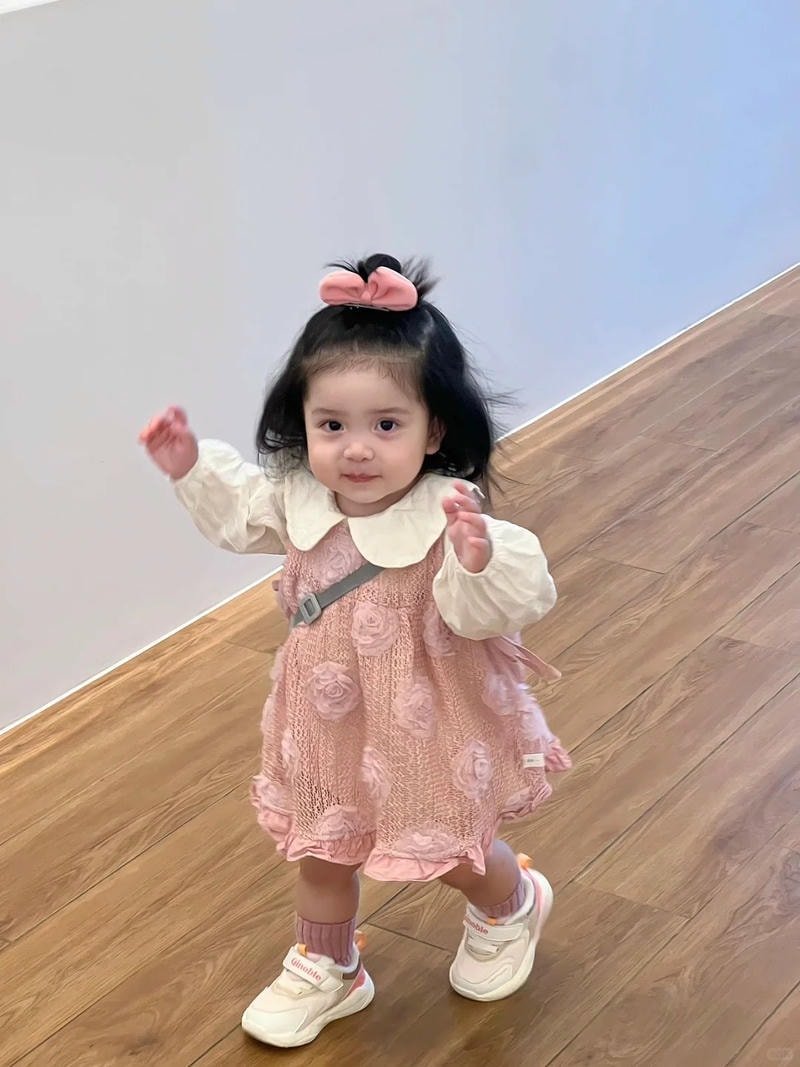 em bé gái xinh ngộ nghĩnh