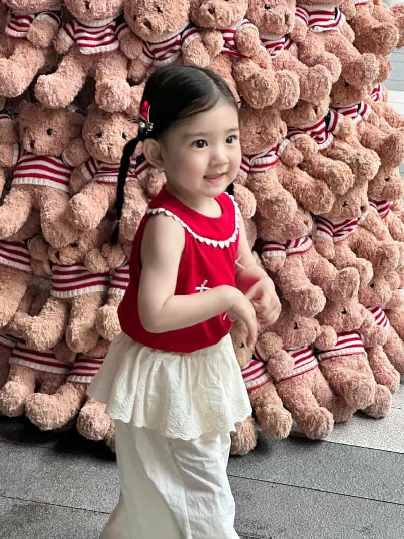 em bé gái xinh nhẹ nhàng