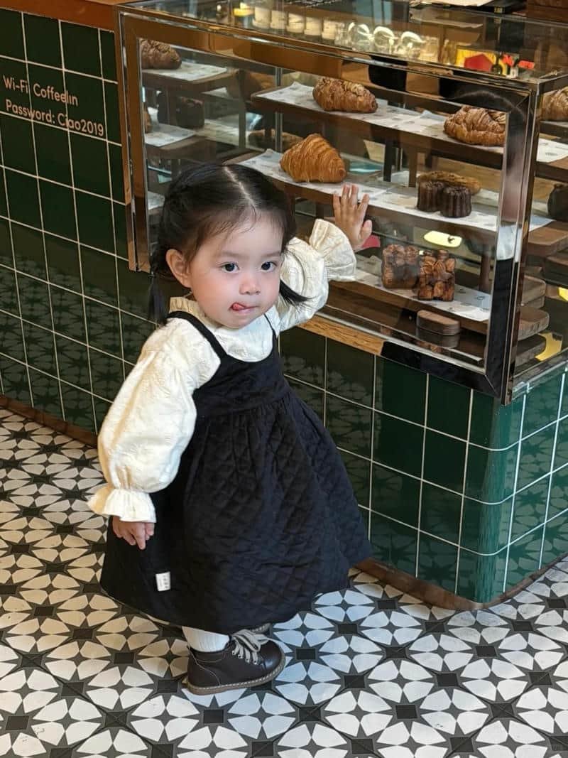 em bé gái xinh nhỏ bé