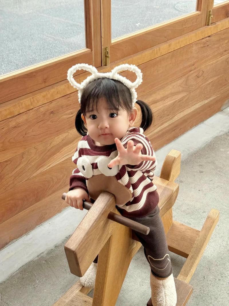 em bé gái xinh nhỏ nhắn