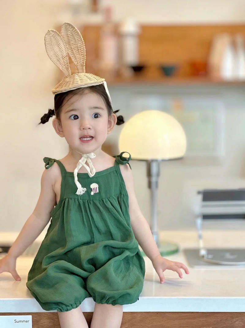 em bé gái xinh rạng ngời