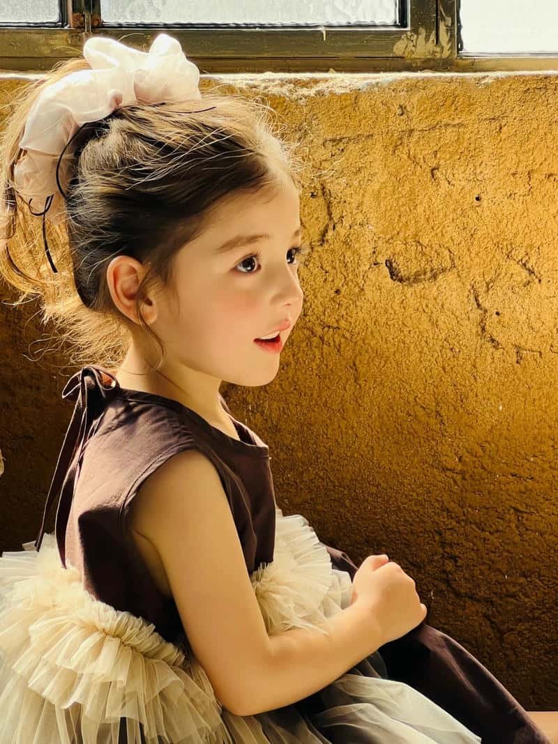 em bé gái xinh rạng rỡ