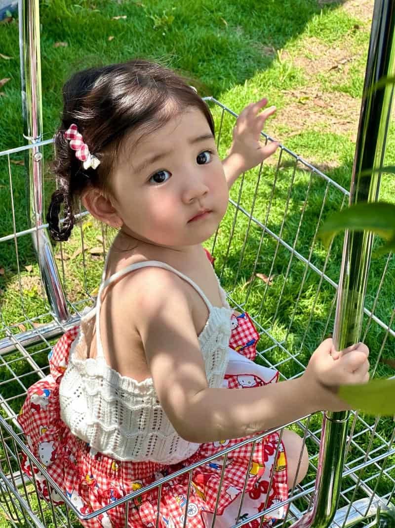 em bé gái xinh thơ ngây