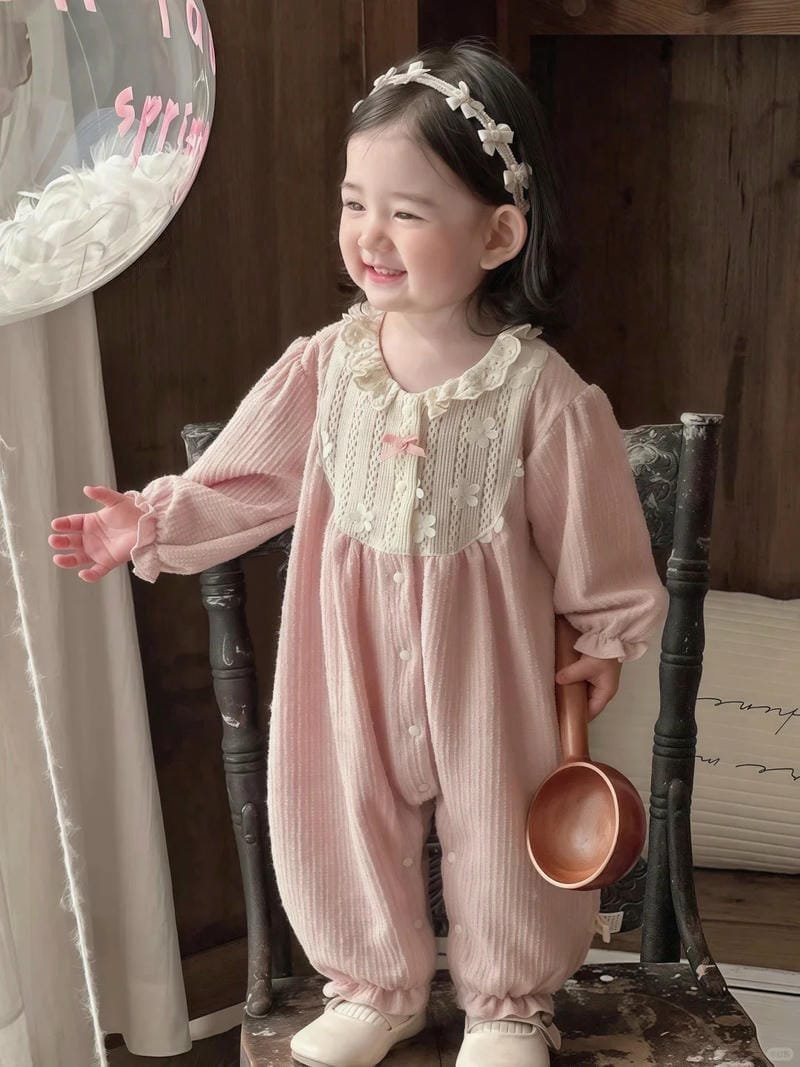 em bé gái xinh trong sáng