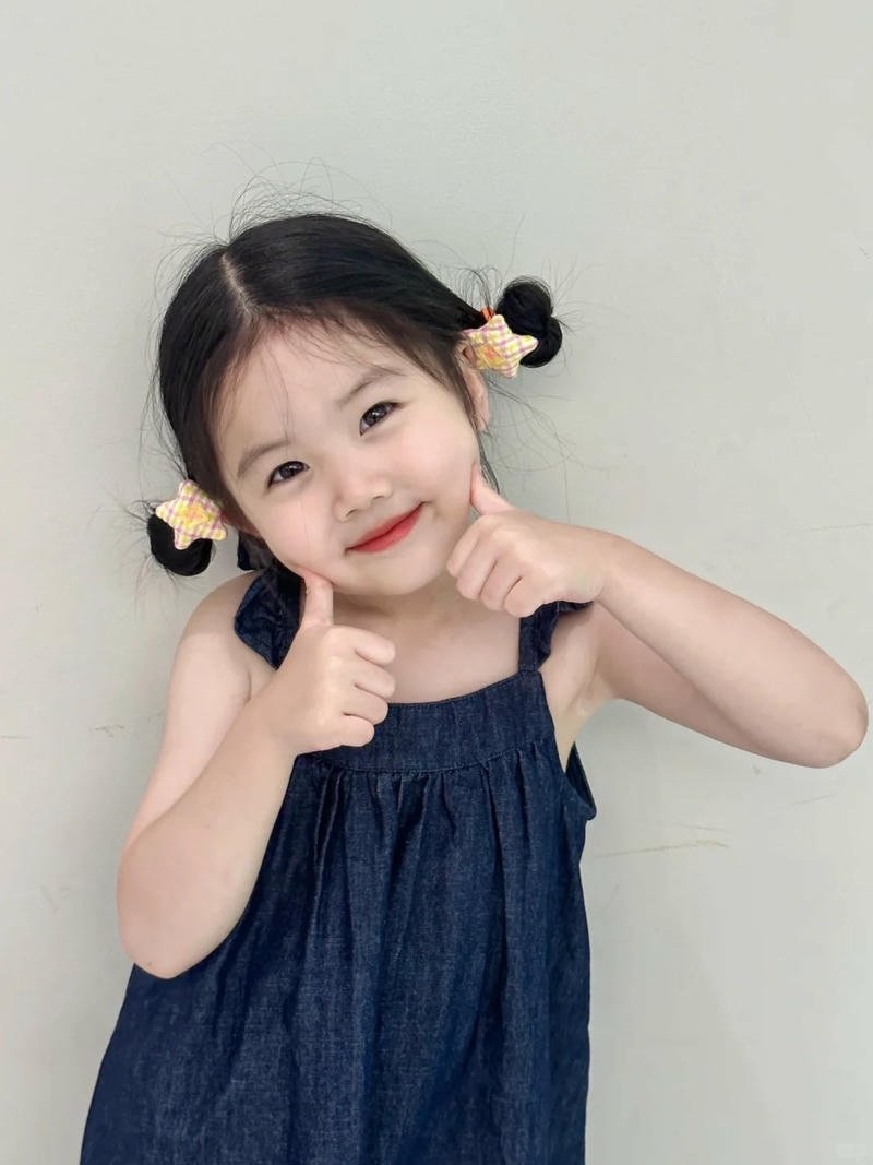 em bé gái xinh vui tươi