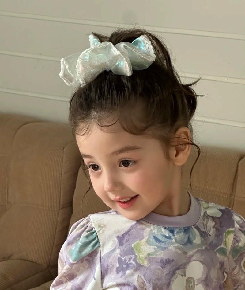 em bé gái xinh xinh xắn