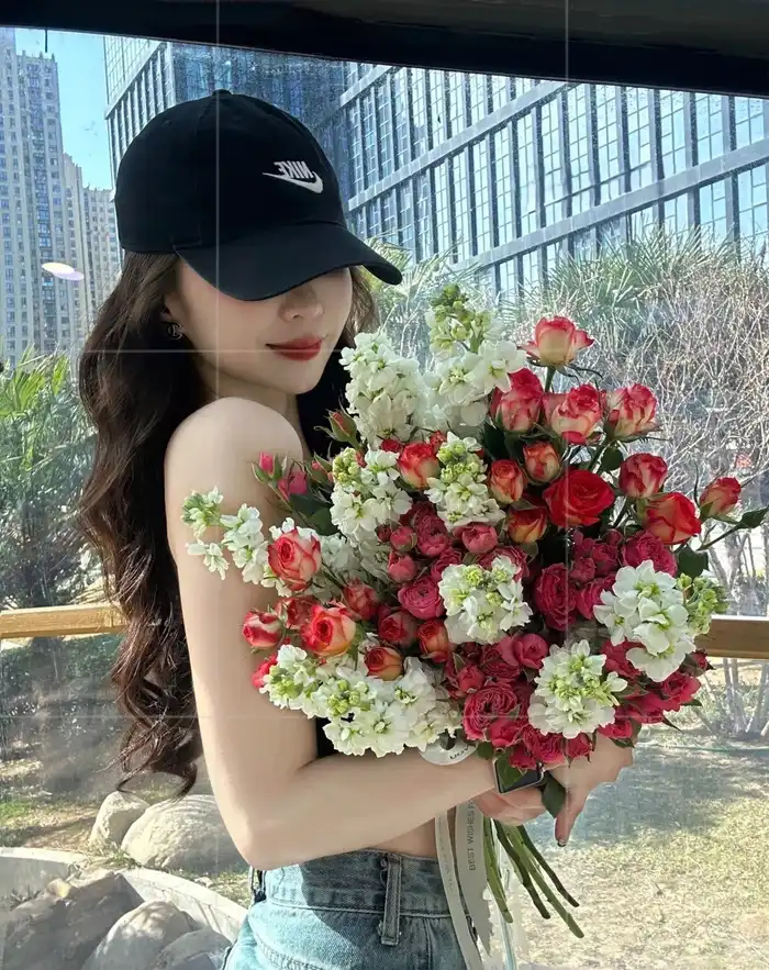 gái cầm hoa xinh nhất