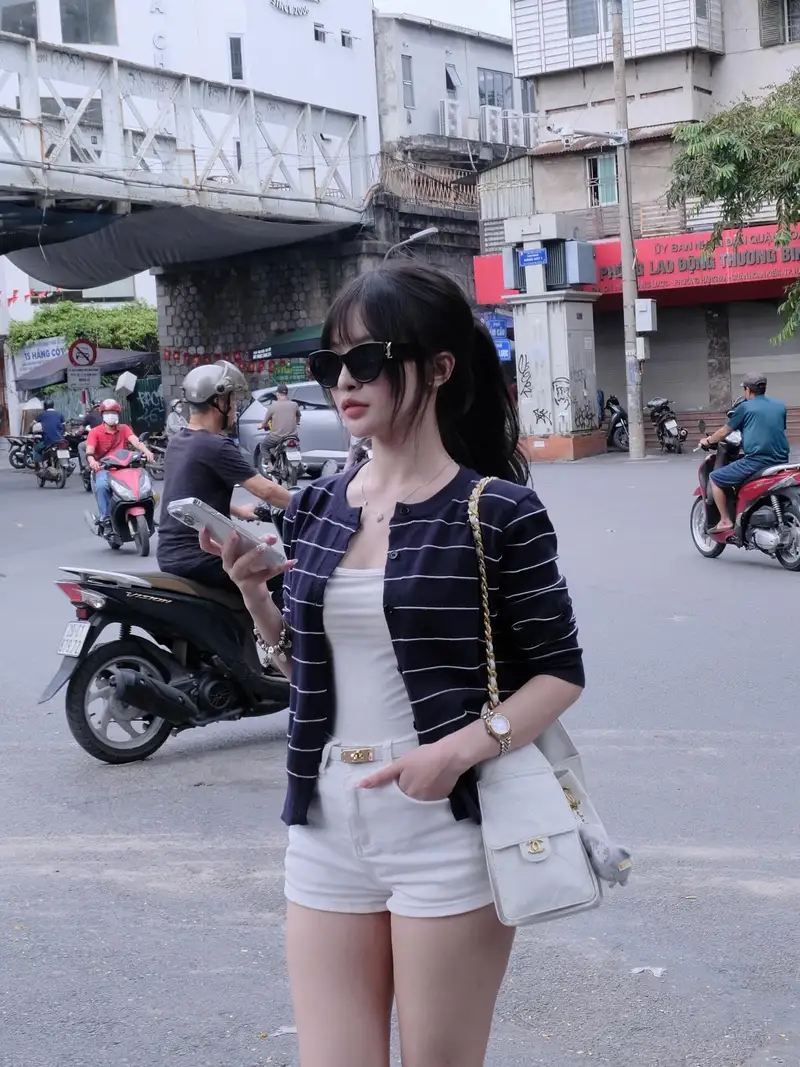 gái đẹp đeo kính