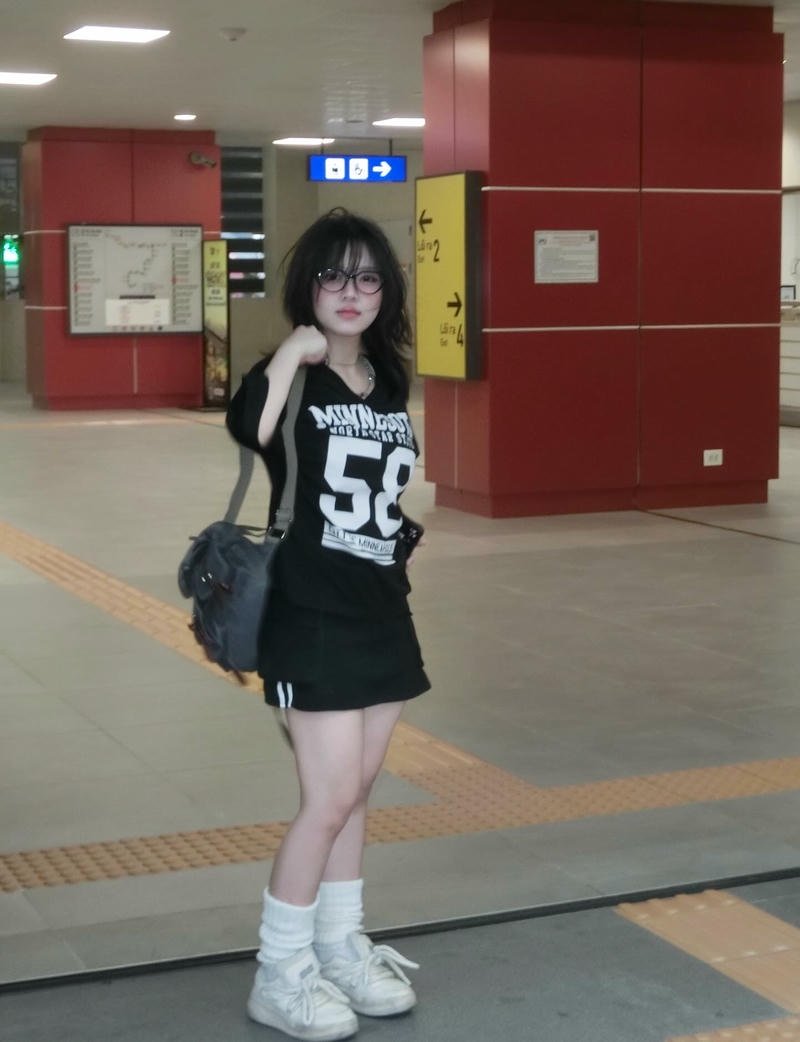 gái xinh 2k12 chân váy ngắn teen