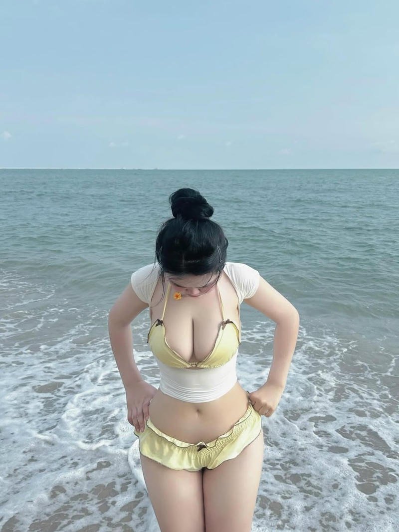 gái xinh bikini biển du lịch