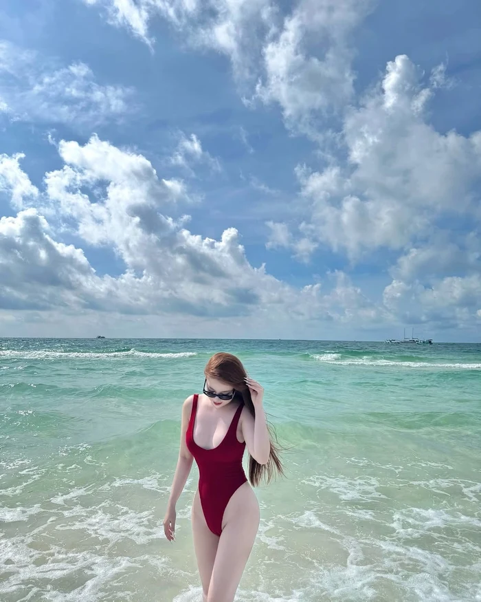 gái xinh bikini biển khoe dáng