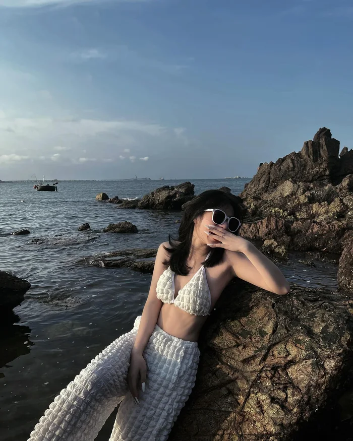 gái xinh bikini biển rạng rỡ quyến rũ
