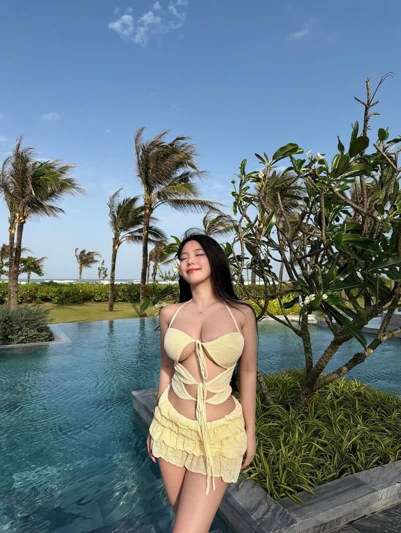 gái xinh bikini biển thư giãn