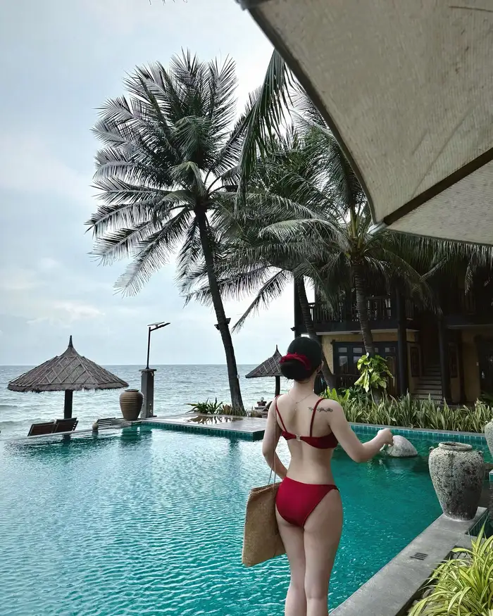 gái xinh bikini biển trẻ trung