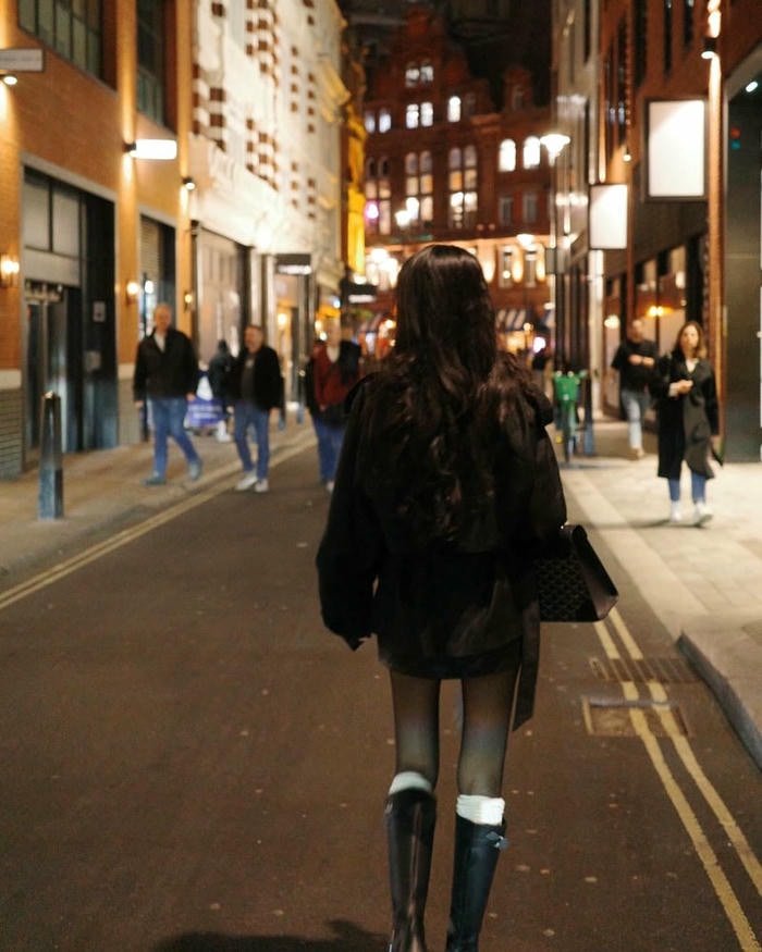 gái xinh che mặt chụp ảnh