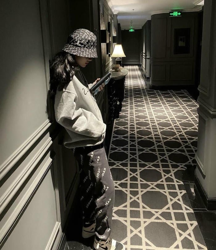 gái xinh che mặt selfie