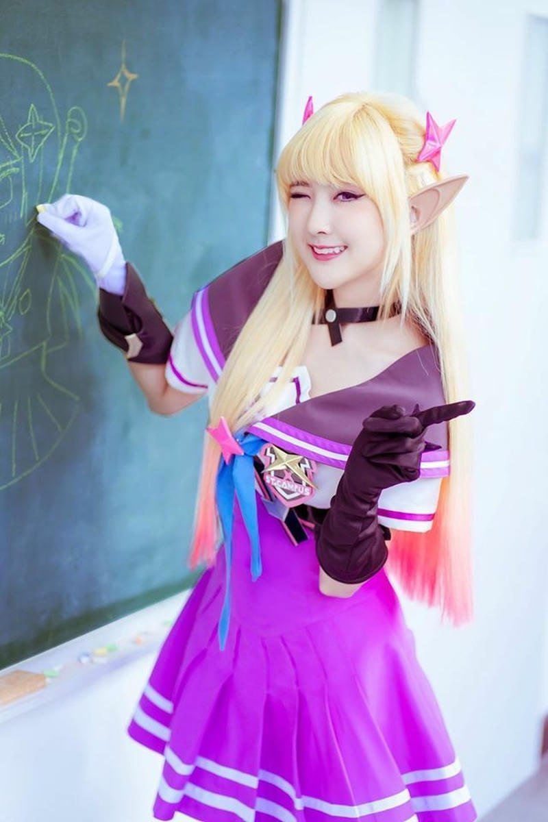 gái xinh cosplay liên quân selfie