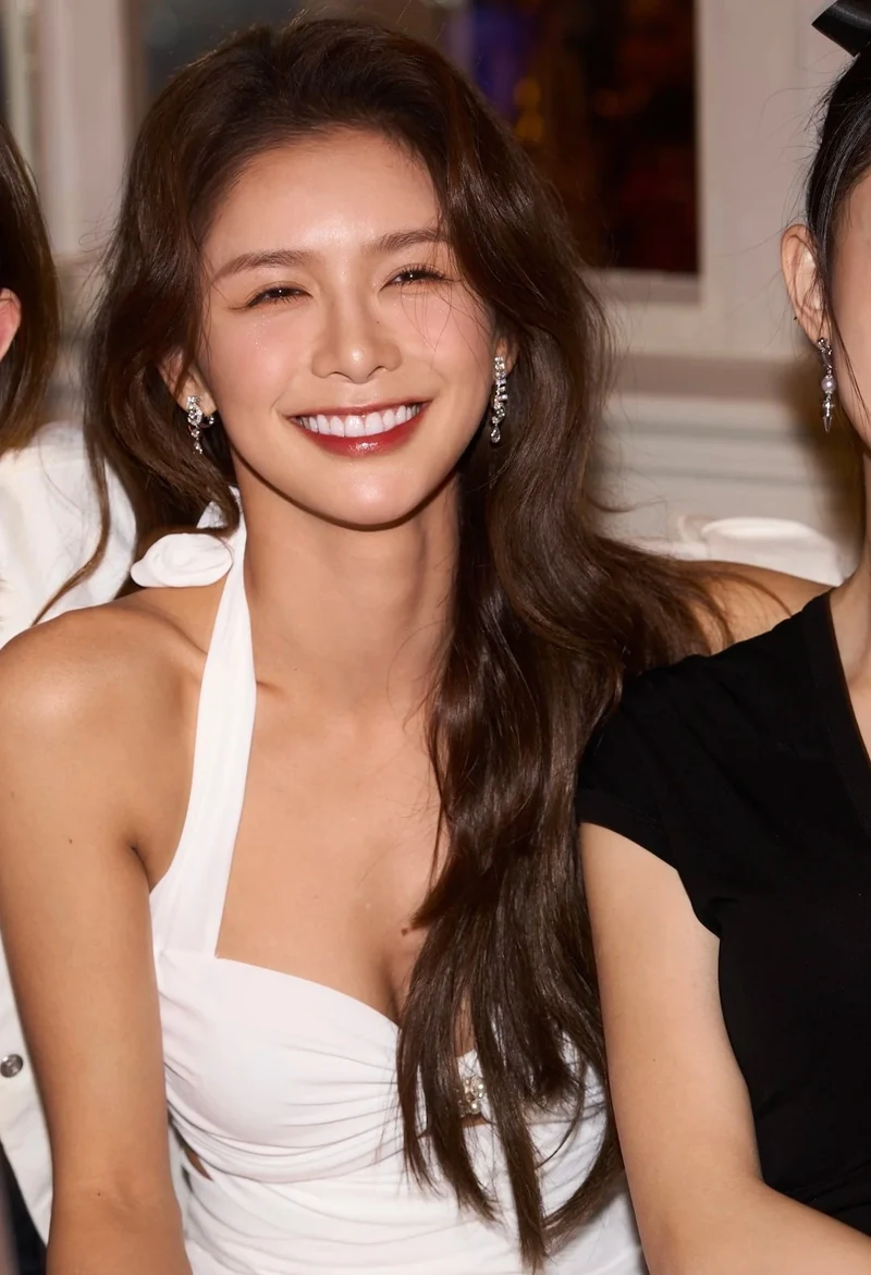 gái xinh cười tươi