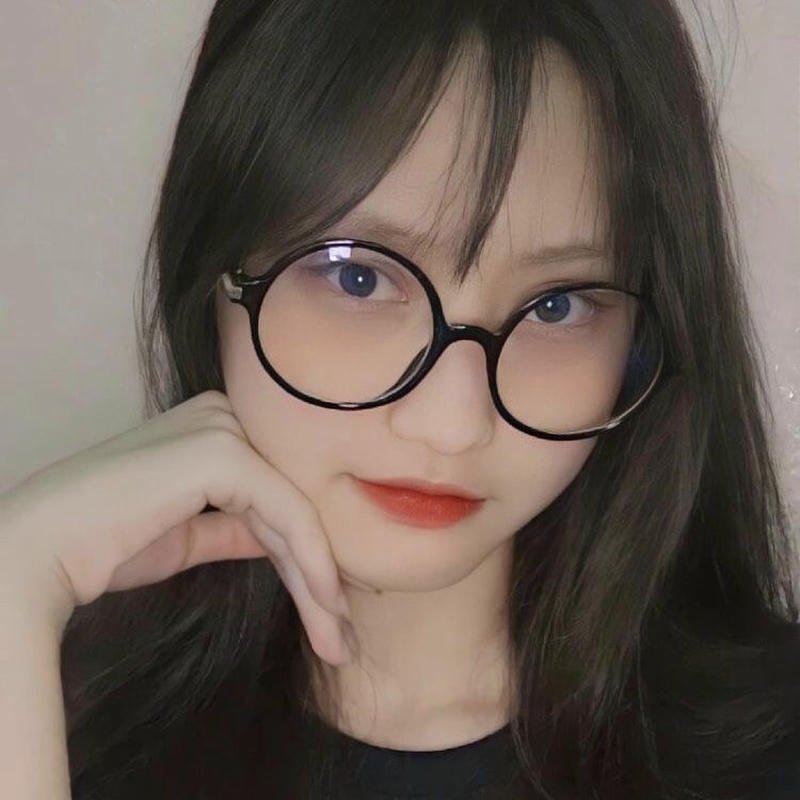 gái xinh đeo kính chụp ảnh