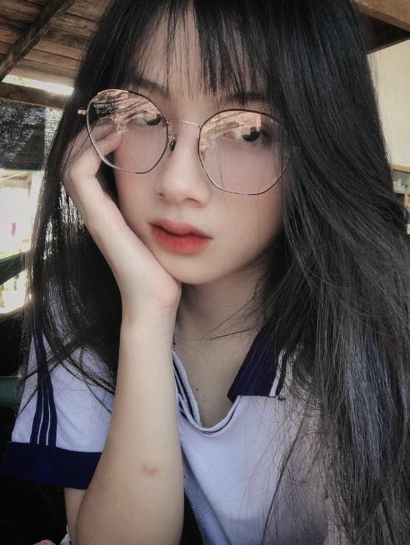 gái xinh đeo kính hiện đại