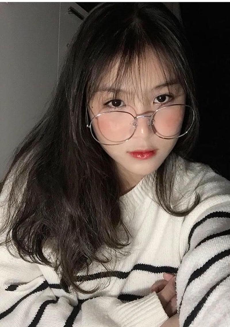 gái xinh đeo kính selfie
